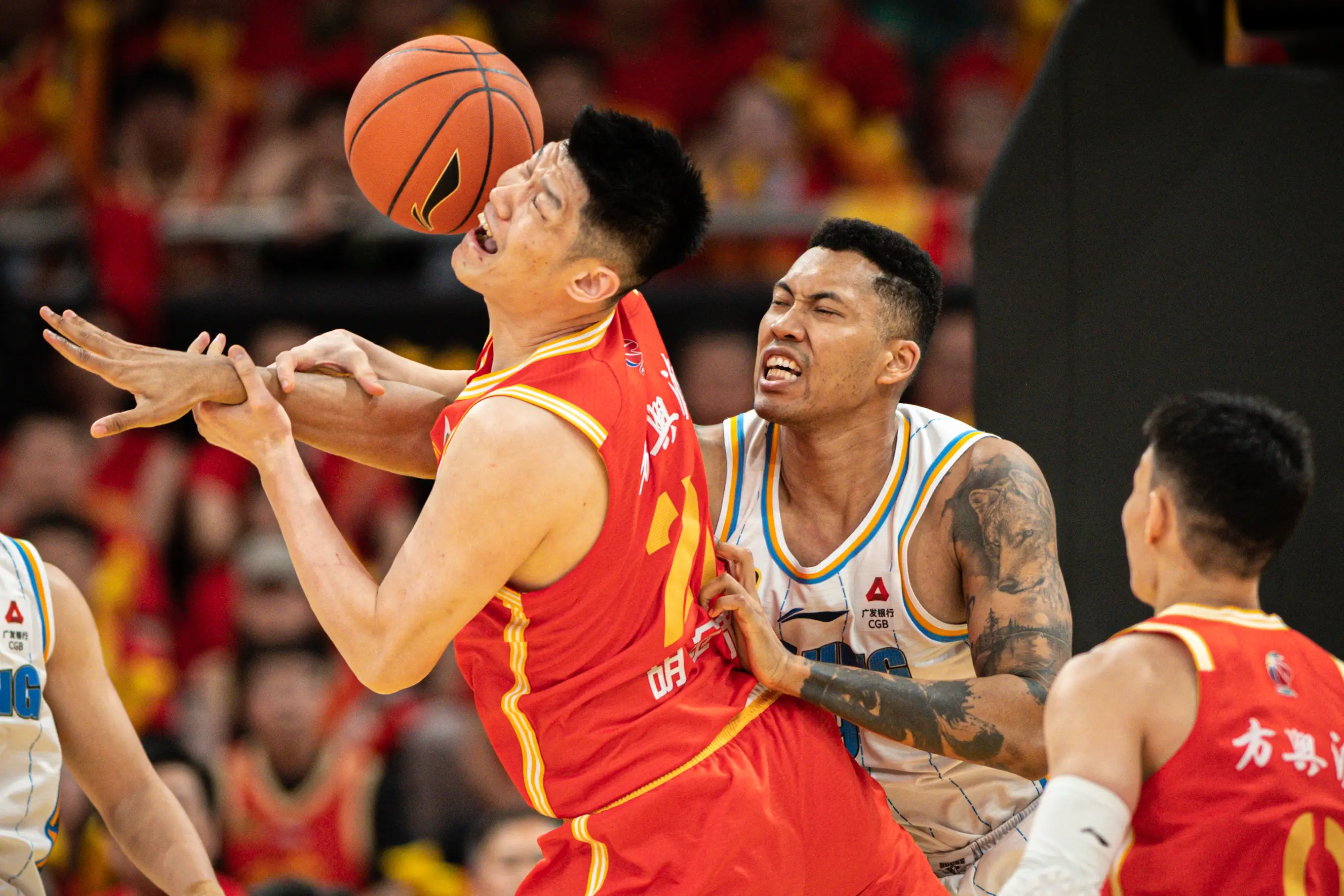 包含新晋球星闪耀全场，独中两元帮助球队获胜的词条