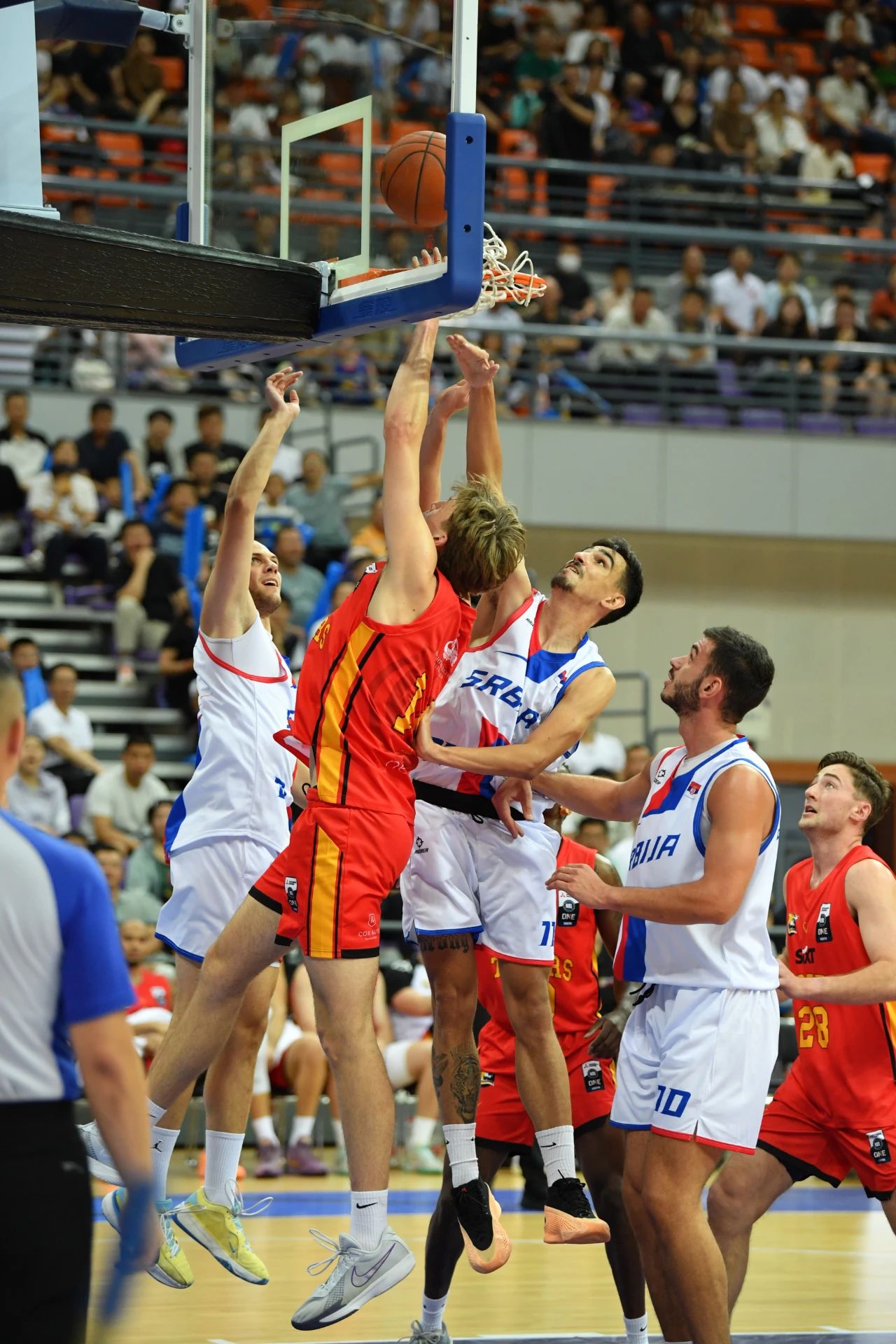 篮球赛场上的精彩瞬间令人难忘,引发球迷追捧 篮球赛场上的精彩瞬间令人难忘,引发球迷追捧