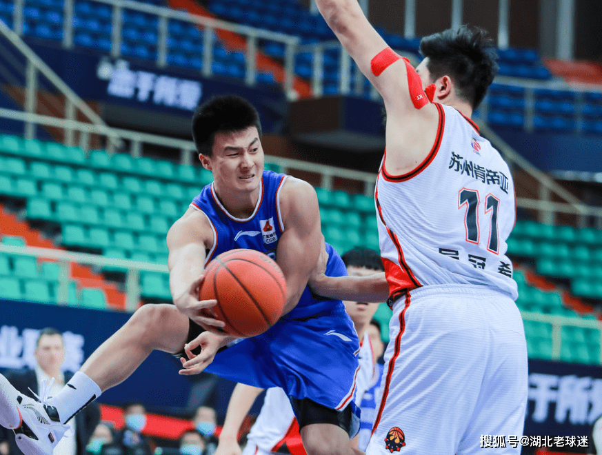 关于北京男篮豪取胜利，领跑积分榜的信息