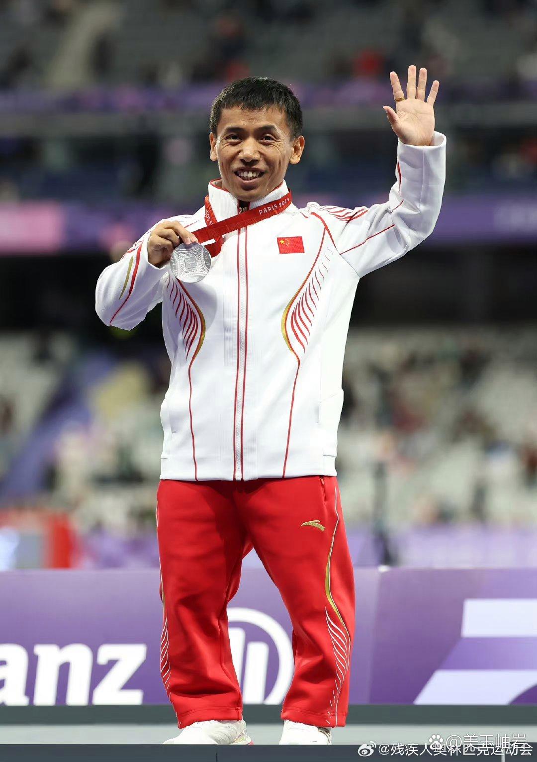 田径好手冲刺终点,夺得银牌! 田径好手冲刺终点,夺得银牌!