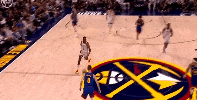 篮球比赛中球员们的高难度运球技巧令人惊叹 篮球比赛中球员们的高难度运球技巧令人惊叹