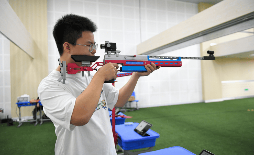 包含射击比赛冠军产生，靶心尽显的词条