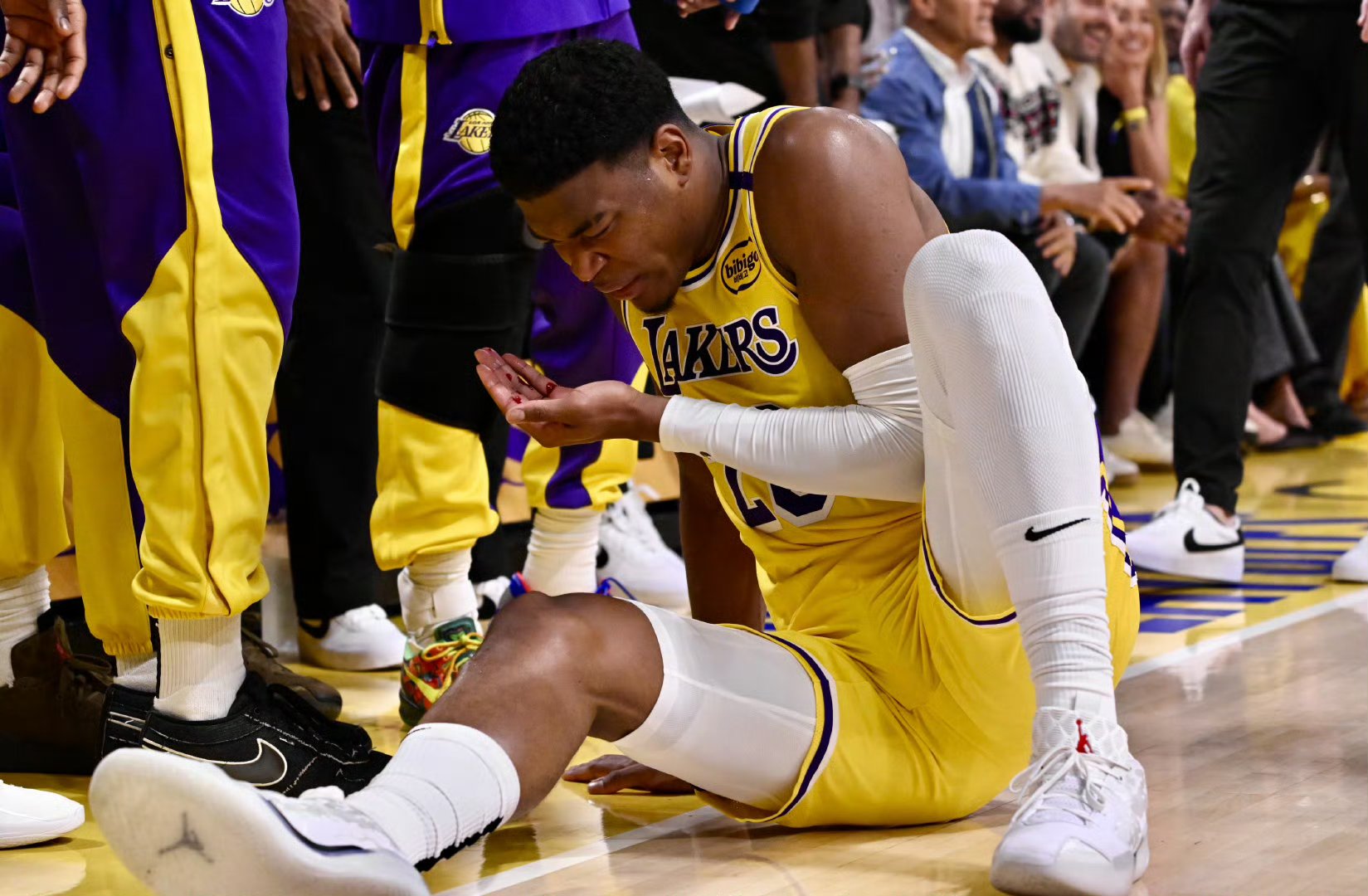 PG游戏下载-湖人主帅被调侃失败，球迷怒批无方案的简单介绍