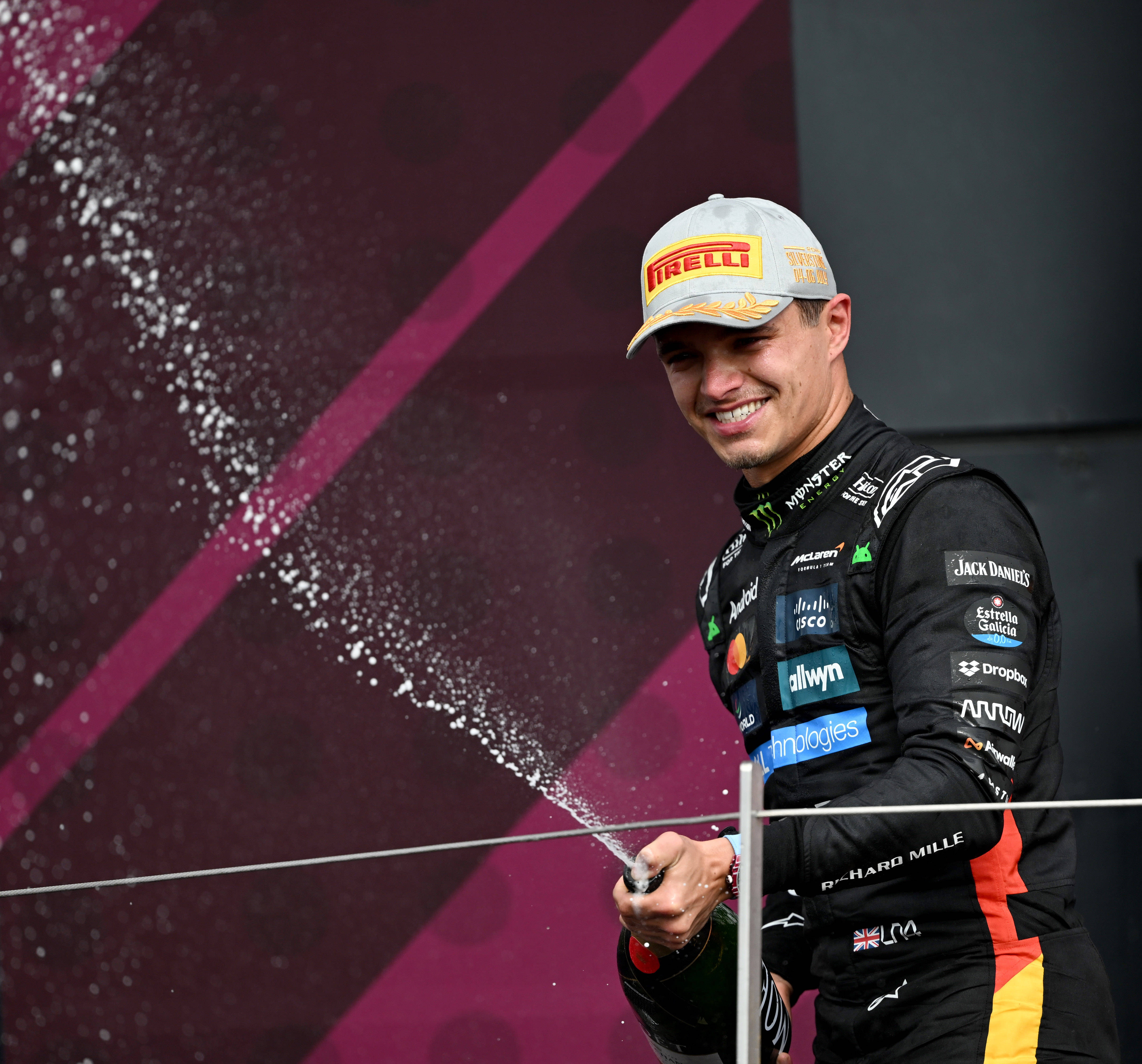 红牛车队轻取索伯车队,塞恩斯带队取胜 红牛车队轻取索伯车队,塞恩斯带队取胜