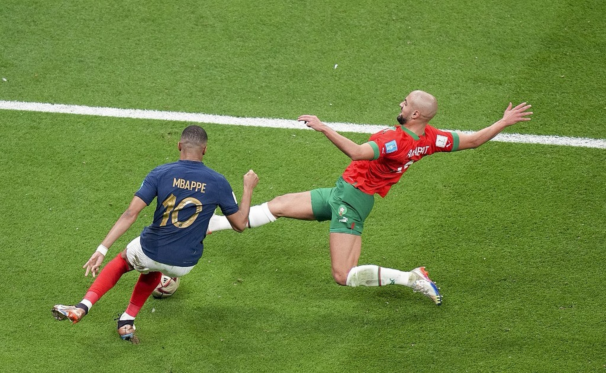 关于足球比赛中，法国队面对挑战取得胜利的信息